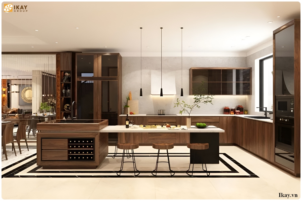 Phòng bếp với đồ nội thất bằng gỗ nâu đen đồng nhất với phong cách chung của toàn bộ căn nhà